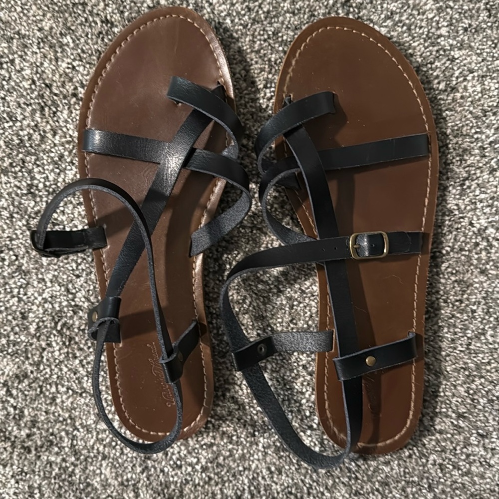 Universal Thread strappy black sandals! Size 9